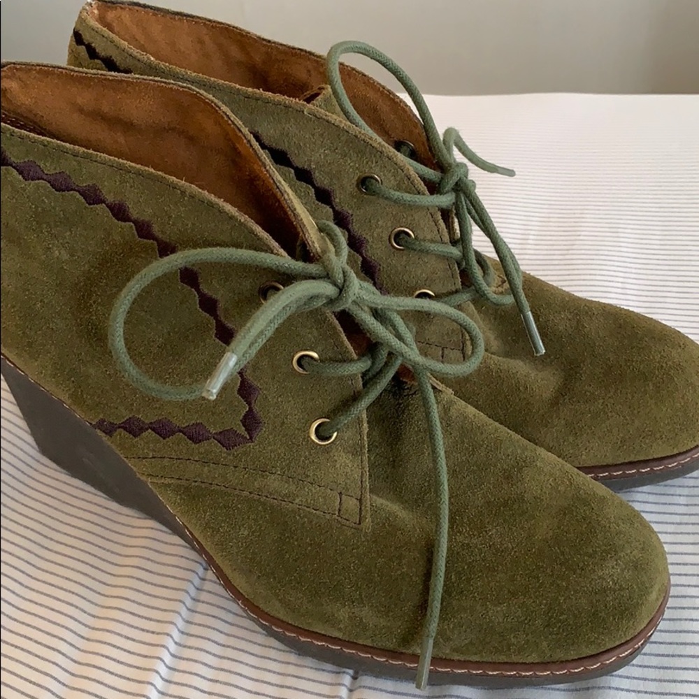 Leather booties- 🍁 A Fall Must Have 🍁